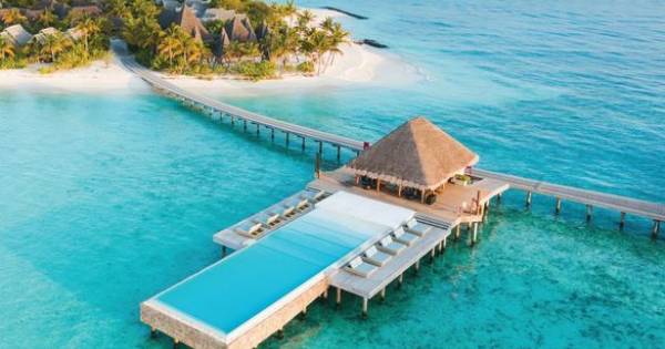 **Maldives Sparkles: Heritance Aarah Ignites Festive Magic on Paradise Shores**