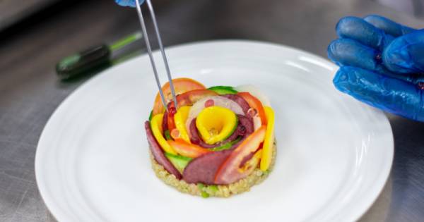 **Sky-High Feasts: Emirates Catering Prepares to Feed 300,000 at Dubai Airshow**