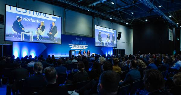 **Sky High Showdown: Airline Apps Face Off for Passenger Supremacy**