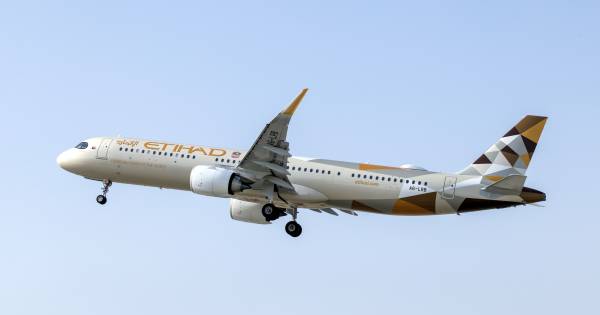 Etihad Soars: 300 Daily Flights Propel Airline to Record Growth